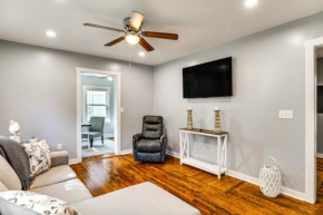 3 Mi to Camp Lejeune Home with Fire Pit and Grill!